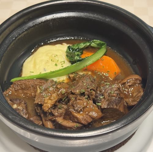 牛肉とポークタンの赤ワイン煮込み