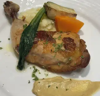 骨付き鶏もも肉のコンフィ