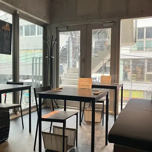 <p>最大13名まで対応可能な店内は、7名から貸切利用ができ、宴会や記念日にぴったり。落ち着いた和の空間で、周囲を気にせずゆったり過ごせます。テーブル席を中心に会話が弾むレイアウトが心地よい時間を演出します。落ち着いた雰囲気が魅力です。</p>