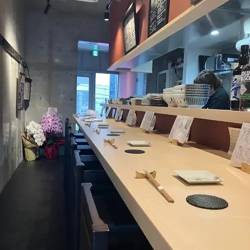 <p>料理人の手仕事を間近で楽しめるカウンター席は、少人数での利用に最適。静かに食事を楽しみたい方にもおすすめです。テーブル席もあり、友人や家族との食事にぴったり。居心地の良さを重視した空間で、ゆったり過ごせます。会話も自然と弾み、落ち着いて楽しめます。</p>