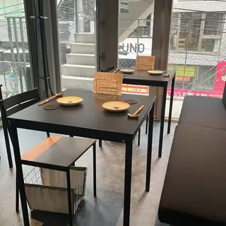 The tables can be combined to accommodate a group of 6 people.