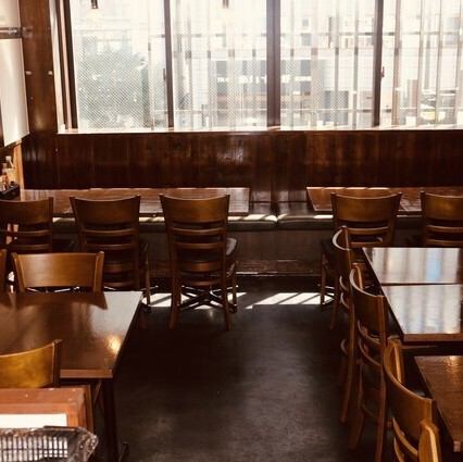 【活気あふれる餃子酒場】和気あいあいと食事を楽しめる空間で、学生さんの打ち上げにもぴったり！幅広い利用シーンに対応致します！少し早めの飲み会から、遅めスタートの宴会や二次会等にも使い勝手抜群◎人数に合わせてテーブルのレイアウト変更も可能ですので、気軽にご来店ください♪