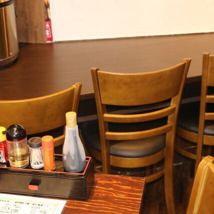 【カウンター席完備】大人数だけでなく、1名様・2名様の少人数も大歓迎♪少し飲み足りない時や、仕事終わりのサク飲み利用も、肩肘張らずにお食事をお楽しみいただけます！また、金・土曜は、翌2時迄営業していますので、二次会・二軒目にも是非「ハイカラ餃子酒場」へお越しください☆