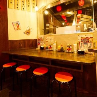 [Even for a quick drink by yourself] We have counter seats perfect for 1-2 people to accommodate a wide range of occasions.