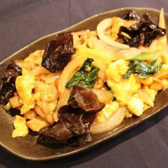 猪肉、木耳和鸡蛋炒菜