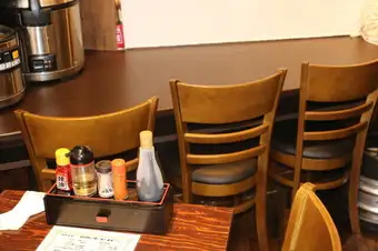 《お一人様でのサク飲みにも》幅広いシーンに対応できるよう、1～2名様に最適なカウンター席を完備しています。