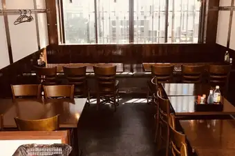 《2Fソファー席》ゆったりお食事やご宴会をお楽しみいただけるのソファー席を完備しております。普段使いはもちろん、女子会や会社宴会、2次会などの各種ご宴会に是非！