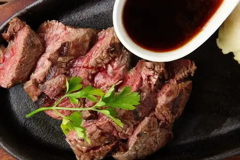 【しっとりやわらか】低温調理でじっくり仕上げた特製ローストビーフ！お酒との相性も抜群の逸品です♪