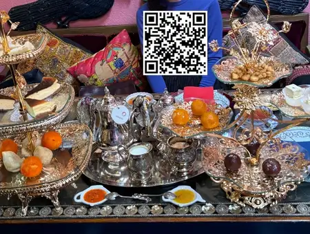インドのお菓子やスナックを、銀製ティーセットにてお楽しみください。