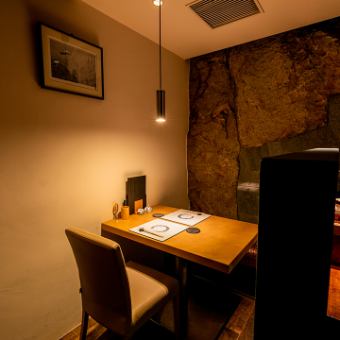 The relaxing semi-private room is a private space that is perfect for dates and entertainment.For this seat, a semi-private room fee is charged separately from the charge.4 people_free 3 people_2000 yen (tax included) 2 people_4000 yen (tax included)