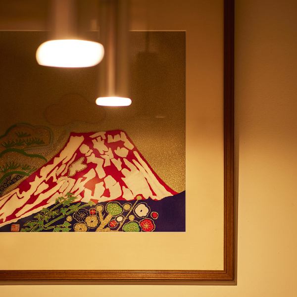 店內是平靜的日式內飾。半包間的牆壁上裝飾著日本著名畫家的作品，營造出華麗的氛圍。
