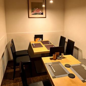 There are 2 tables with 4 seats and 1 table with 6 seats.Since it is separated by a wall, you can enjoy your meal without worrying about the surroundings.Two tables with four seats are movable, so even eight people can use it.