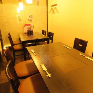 There are private room seats that can accommodate up to 8 people