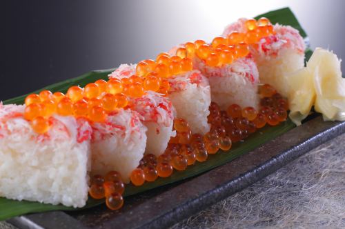 螃蟹和鲑鱼子溢出的寿司