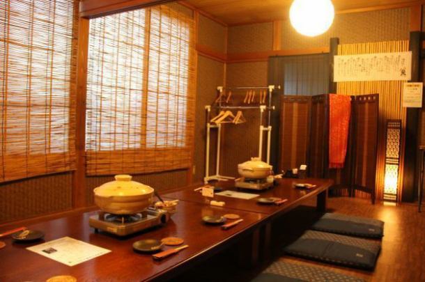 二樓有一間完全私人的榻榻米房間，可容納8至14人。2樓的座位可供8名以上成人預訂以及5,000日元以上的宴會套餐。[2樓座位預約注意事項] 不可用於小團體或宴會套餐以外的活動。