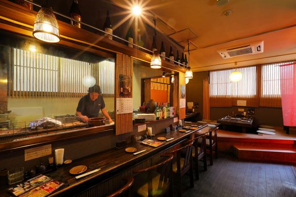 アットホームな雰囲気のカウンターで、お料理・地酒をお楽しみください。