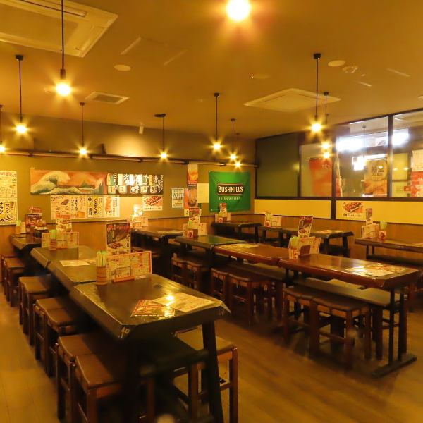 ゆったりとしたテーブルと座り心地の良い木の椅子で、仲間とワイワイ楽しめるのがテーブル席。木を基調とした温かみのある内装は居心地抜群です。気の合う仲間やご家族と、賑やかな雰囲気の中でお食事を楽しみたい方におすすめです。