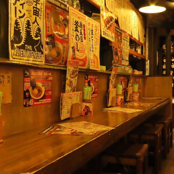 職人技を間近で見られるカウンター席は、お一人様はもちろん、カップルにも人気。温かい木目の一枚板のカウンターが落ち着いた空間を演出します。調理場の活気を感じながら、出来立ての焼き鳥とお酒をじっくりと味わえる特等席です。