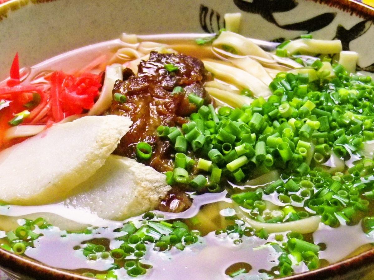 The special Soki soba made with bonito broth uses homemade noodles from a well-known store.