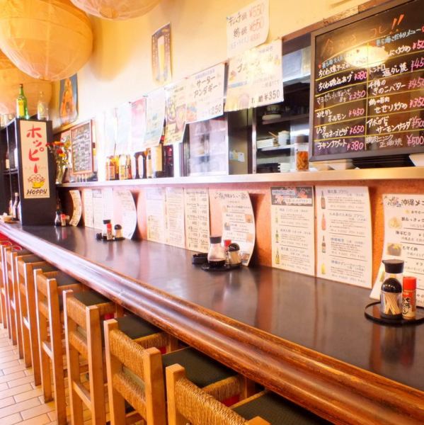 The inside of the store has a cozy atmosphere.A restaurant where you can relax and enjoy alcohol and food at the counter and in the tatami room.