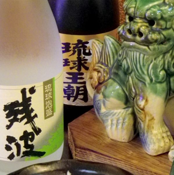 마치 여행을하고있는듯한 기분이.오키나와의 음악이 흐르는 점내에서 술과 본격적인 오키나와 요리를 맛볼 수있다.