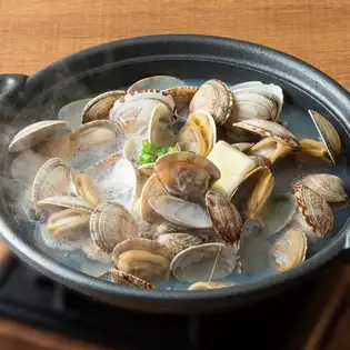 陶瓷锅蒸蛤蜊（带壳）。