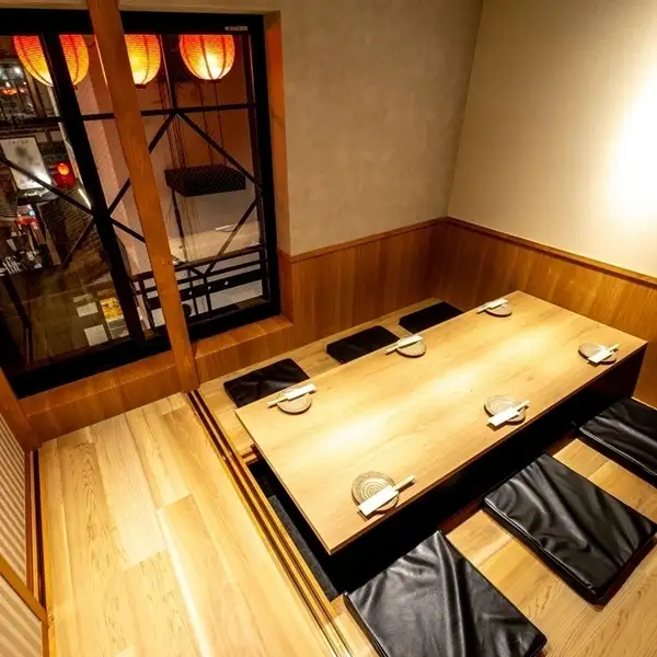 【気軽に立ち寄れる名古屋名物居酒屋】全席掘りごたつ完全個室!お仕事やお買い物の帰りに、手羽先を摘まみながらの一杯をお楽しみ下さい。〆のお食事も豊富にご用意しております。※画像は系列店です。