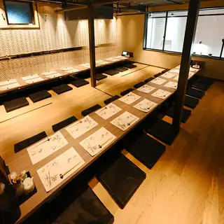 最大130名様のご宴会も承ります。様々なご宴会やお集まりにご利用頂けます。また、マイクやプロジェクターの無料貸出しも承っておりますので、ご希望のお客様はご予約時にお問い合わせ下さい。※画像は系列店です。