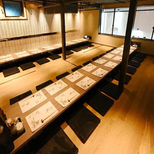最大130名様のご宴会も承ります。様々なご宴会やお集まりにご利用頂けます。また、マイクやプロジェクターの無料貸出しも承っておりますので、ご希望のお客様はご予約時にお問い合わせ下さい。※画像は系列店です。