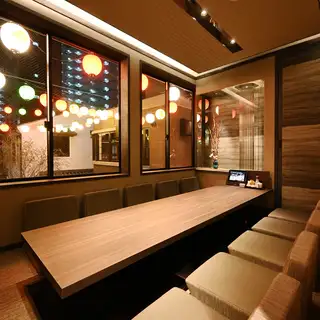 【9～10名様完全個室（掘りごたつ）】数々の飲食店を手がけたデザイナーの空間作りは別格◆オシャレ空間でのお食事はまた一味違った楽しさがあります。各種ご宴会コース、単品料理に飲み放題プラン、お席のみご予約もお待ちしております。※画像は系列店です。