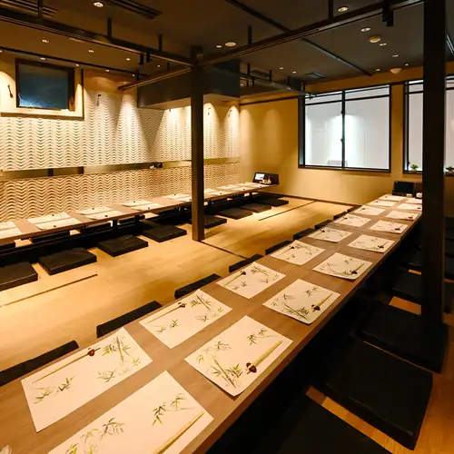 【21～40名様完全個室（掘りごたつ）】ゆったりくつろぎ足伸ばせる掘りごたつ宴会場です◆様々な人数に対応。マイクやプロジェクターのご利用もOKですので様々なシーンにご利用頂けます。要予約(先着順)。自慢の逸品を詰め込んだご宴会コースは3500円からご用意！旬の食材を贅沢にお楽しみ頂けます。※画像は系列店です。