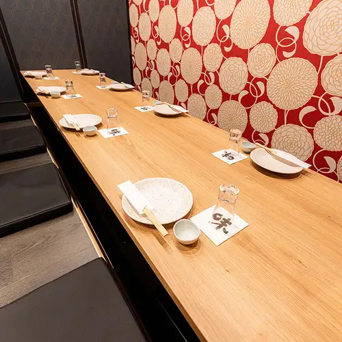 <p>【気軽に立ち寄れる名古屋名物居酒屋】全席掘りごたつ完全個室!お仕事やお買い物の帰りに、手羽先を摘まみながらの一杯をお楽しみ下さい。〆のお食事も豊富にご用意しております。#豊橋#豊橋駅#豊橋駅前#昼飲み#ランチ#焼き鳥#手羽先#個室#飲み放題</p>