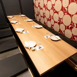 【可容納5-8人的私人包廂(附下沉式座椅)】由專業設計師精心打造的雅緻成人空間。下沉式座椅區是周年紀念、生日派對、約會或公司聚會的理想選擇。我們團隊的驕傲和喜悅來自於創造一個滿足客戶需求的空間。這間私人私人房間非常適合招待客戶、團體約會以及歡送/歡迎派對。