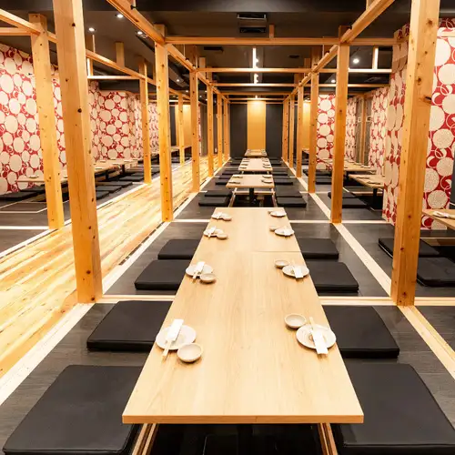 【17-20人包廂(下沉式座椅)】宴會交給我們來辦!我們的宴會廳可容納17-20人,配備下沉式座椅和可移動桌椅,方便您根據需求安排最佳座位。 ◆寬敞的包廂,是舉辦大型宴會和私人活動的理想選擇!非常適合重要的公司宴會、商務招待和歡送會!音響、空調和燈光均可調整。
