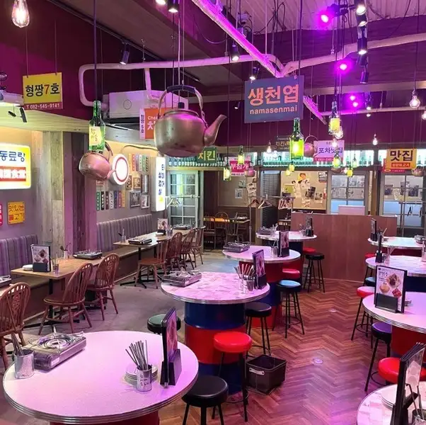 【まるで韓国の屋台街】ネオンサインに誘われ店内に入れば、見渡す限りのハングル語による案内板やカラフルな照明、ドラム缶に天板を載せたテーブルなど、ニュートロな雰囲気の空間が広がります！まるで韓国旅行に訪れたようなトリップ感を楽しみながら、非日常的なひとときをお過ごしください♪