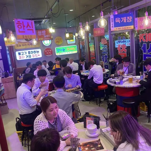 メインフロア貸切では最大40名様までの大宴会ができます！店舗貸切であれば50名様～60名様まで収容可。いかなるご要望にも対応できるようにいたしますのでお気軽にご連絡ください！
