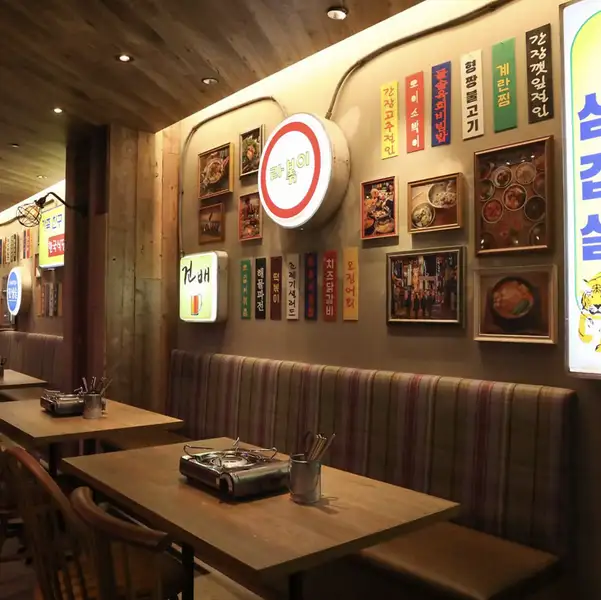 【ゆったり座れるソファ席】韓国ネオン看板とハングル文字に囲まれてソファ席で韓国気分を存分に味わってください。お子様も座りやすい席となっております　