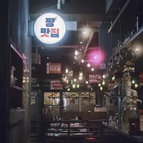 奥の個室席のドアまで開ける店舗貸切は70名様～ご案内が可能。お席の間隔が少し狭くはなりますが、それ以上の人数もぜひ一度ご相談ください！