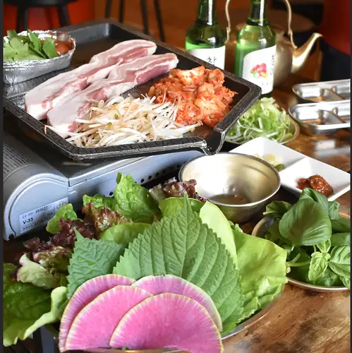 北海道産のブランド豚、塩、サンチュやバジル、切り方、食べ方にとことんこだわったサムギョプサル