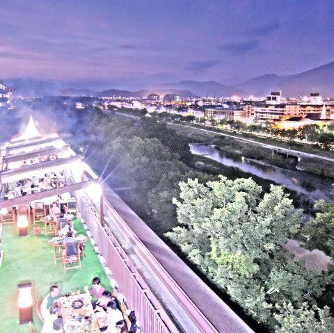 【夏季限定！鴨川沿いのロケーションで楽しむBBQ！】宮家ゆかりの地『KKRホテル京都くに荘』は鴨川のほとり。比叡山から大文字(如意ヶ岳)～東山三十六峰を一望、鴨川を見おろす絶好のロケーションで美味しいBBQを楽しめます！