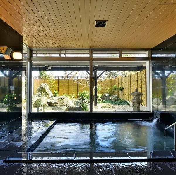 【大浴場と露天風呂に天然温泉開湯】お湯は熱海から新鮮な温泉を直送しています。温泉は姉妹施設のKKRホテル熱海で大人気！松や灯篭が建つ風流な中庭を眺めながら入る天然温泉は心身を癒してくれます♪