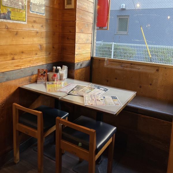 【1階】木のぬくもりを感じられる店内にはお使いいただきやすいテーブル席をご用意。ぜひゆったりとおくつろぎください♪