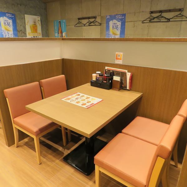 【少人数の飲み会に】広々とした店内には、4名様～6名様でご利用いただけるテーブル席を多数ご用意しております！お仕事帰りのサク飲みや、ご友人との気軽な飲み会、女子会など様々なシーンに最適です。1階席はディナータイムのみ喫煙も可能◎居心地の良い空間で、絶品中華とお酒を心ゆくまでお楽しみください。