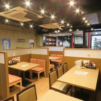 【2階】全席4名様掛けのテーブル席。ご家族でのご利用や、落ち着いてお食事を楽しみたい方におすすめ。詳細データ：24席 × 6卓