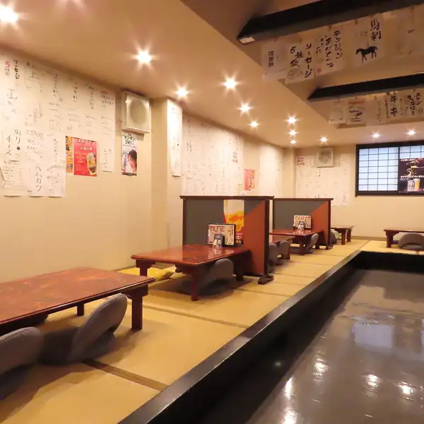 【ゆったりと座れる座敷席】女子会や仕事帰りの同僚とのお食事や様々シーンでご利用できます。ぜひ、当店看板メニュー鶏ちゃん焼きとプリプリな鉄板ホルモン焼きをお召し上がりください。
