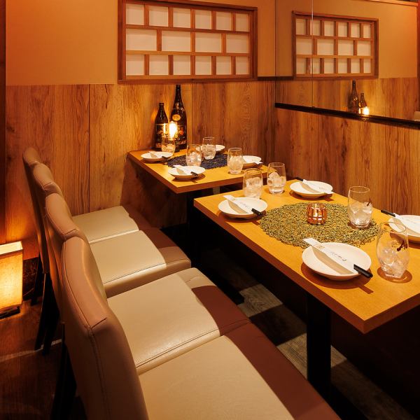 完全個室内装にこだわり、温かみ溢れる照明で照らされた店内。少人数様や中規模人数様向の半個室席もご用意しておりますので、他のお客様を気にすることなくご宴会をお楽しみいただけます。