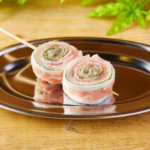 紫苏叶包裹的烤串