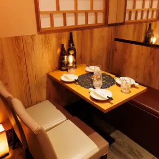 オシャレなデザイナーズ個室も完備しております！インテリアや照明にもこだわった店内は柔らかな間接照明の光に照らされたリラックス空間となっております。女子ウケも抜群なので、新宿での女子会や合コンなどのシチュエーションにもご活用下さいませ♪