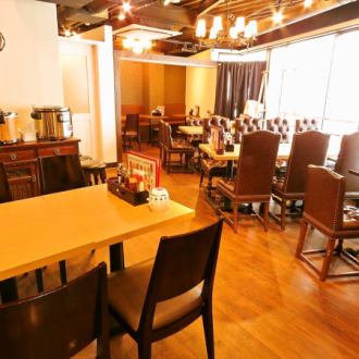 30名様～50名様まで貸切OK！ウッド系の壁とヴィンテージ風の落ち着いた雰囲気の店内でパーティや各種ご宴会をお楽しみ下さい♪また壁には漢字モチーフの壁飾りもございます。本格中華料理店ならではの空間で素敵な時間をお過ごしください！