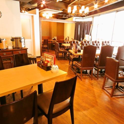30名様～50名様まで貸切OK！ウッド系の壁とヴィンテージ風の落ち着いた雰囲気の店内でパーティや各種ご宴会をお楽しみ下さい♪また壁には漢字モチーフの壁飾りもございます。本格中華料理店ならではの空間で素敵な時間をお過ごしください！